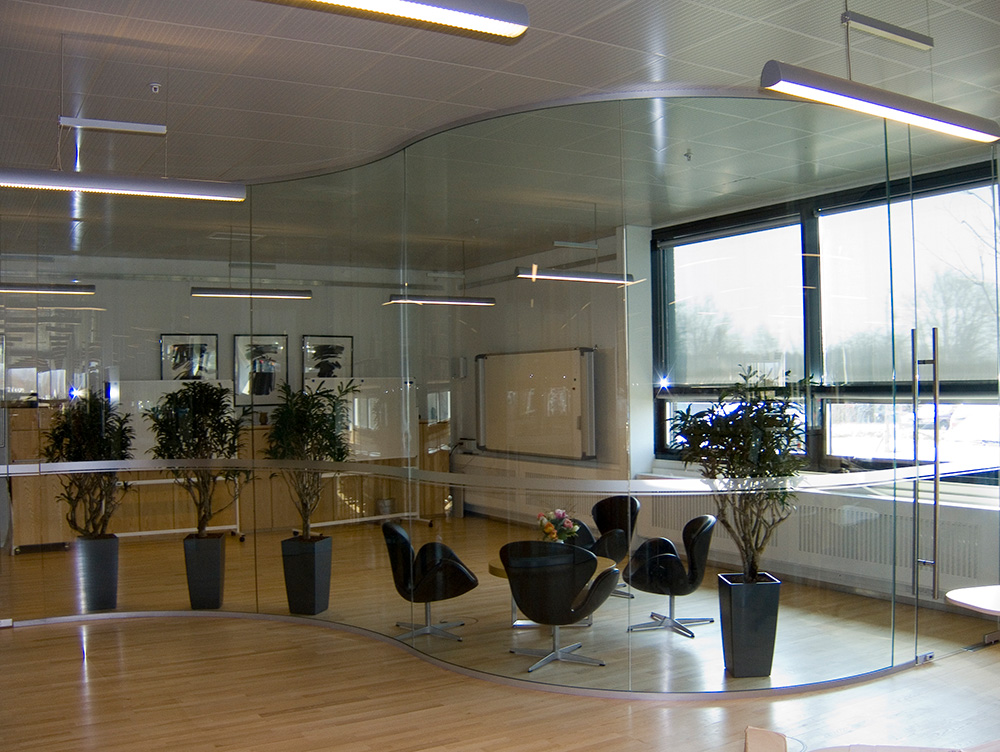 Glasvægge opdeler kontorlandsskaber uden at skabe afstand