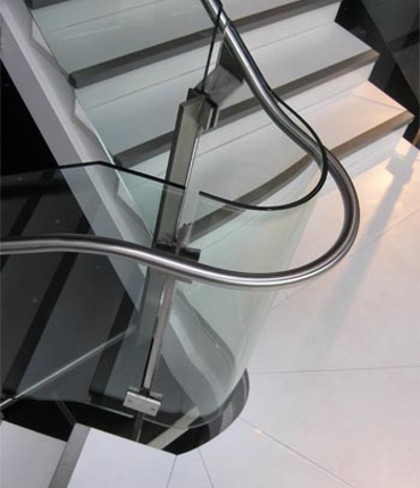 Glasværn til trappe - glarmesteren lhar styr på personsikkerheden, når han laver løsninger i glas