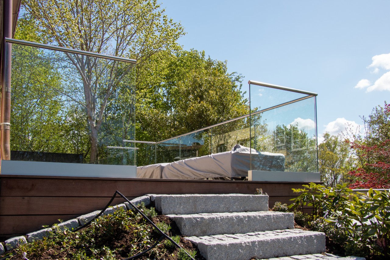 Glasværn giver terrassen et let udtryk