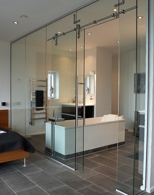 Vægge af glas kan sikre masser af lys på badeværelset