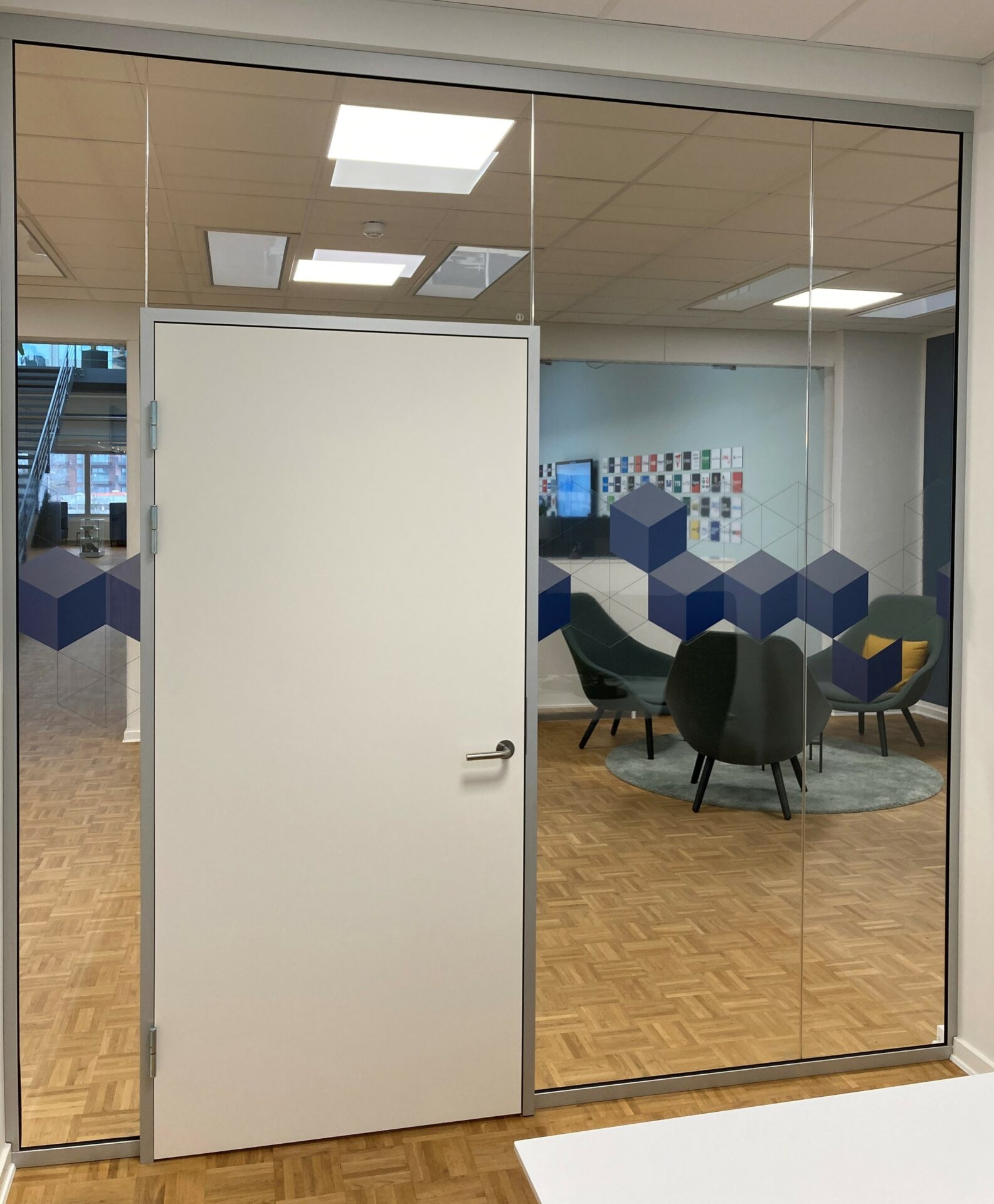Vægge af glas skaber sammenhæng mellem adskilte kontorer