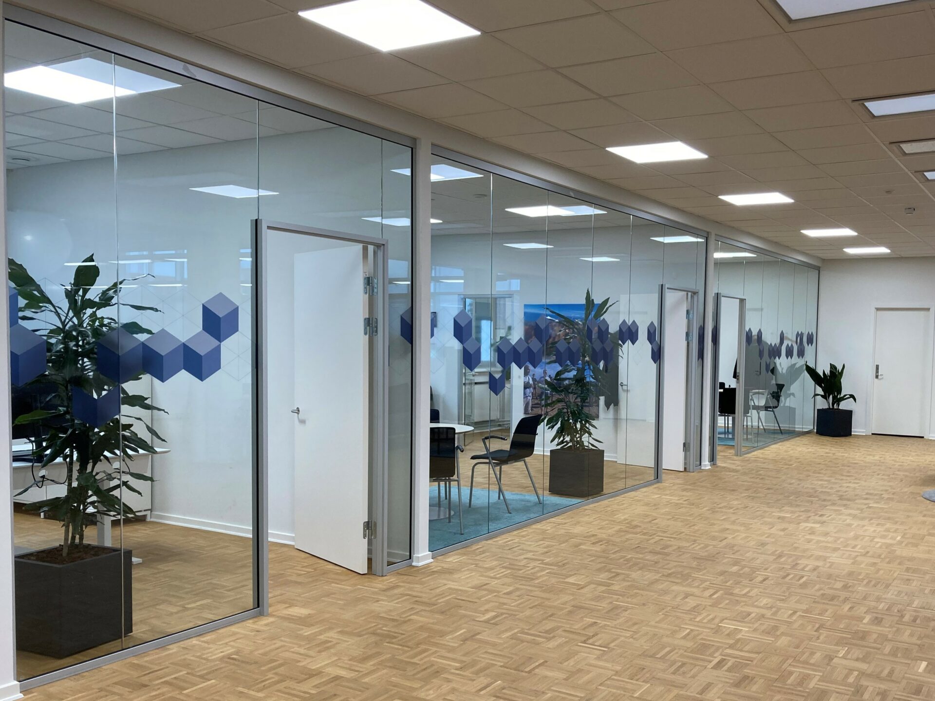 Glasvægge giver lys og lethed på kontoret