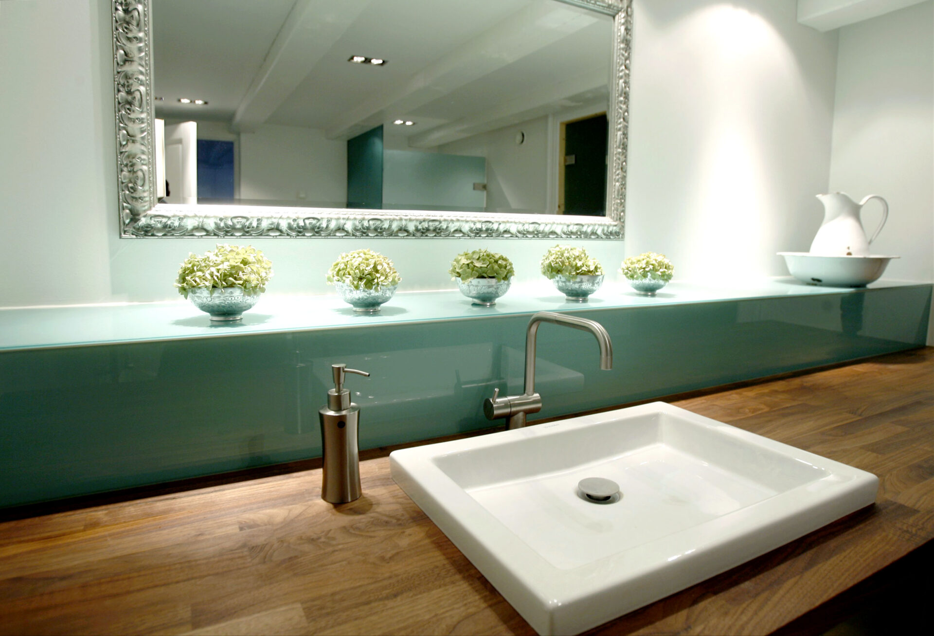 Glas kan bruges til praktiske hylder på badeværelset